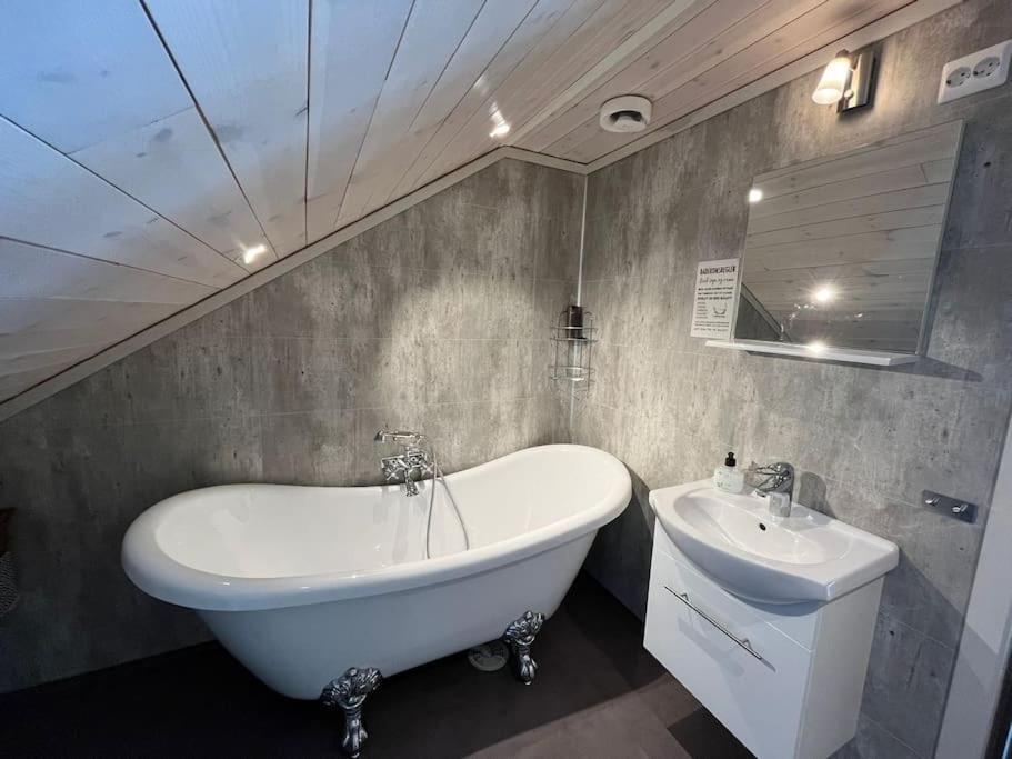 Cabin In Beautiful Surroundings At Harpefossen Nordfjordeid Exterior foto
